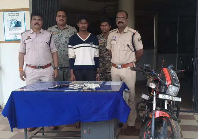 धनपुंजी पेट्रोल से नकली पिस्तौल दिखाकर नगदी रकम लूट का फरार आराेपित गिरफ्तार