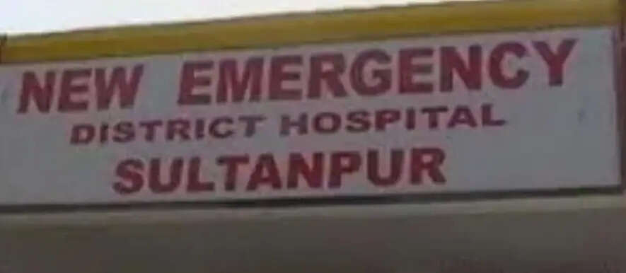 मेडिकल कॉलेज के इमरजेंसी वार्ड में लापरवाही पर भड़के परिजन, चार हिरासत में