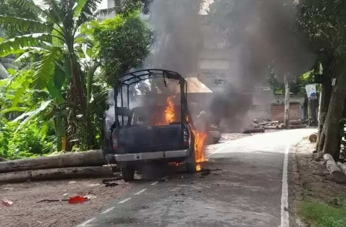 बांग्लादेश के गोपालगंज में हिंसा, आगजनी, चार की मौत, हालात बिगड़े, कर्फ्यू लगाया गया