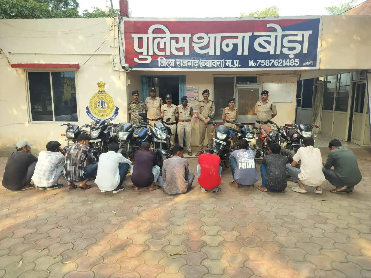 राजगढ़ः पैसों से ताश खेलते 11 गिरफ्तार, 6.15 लाख रुपये का मशरूका जब्त