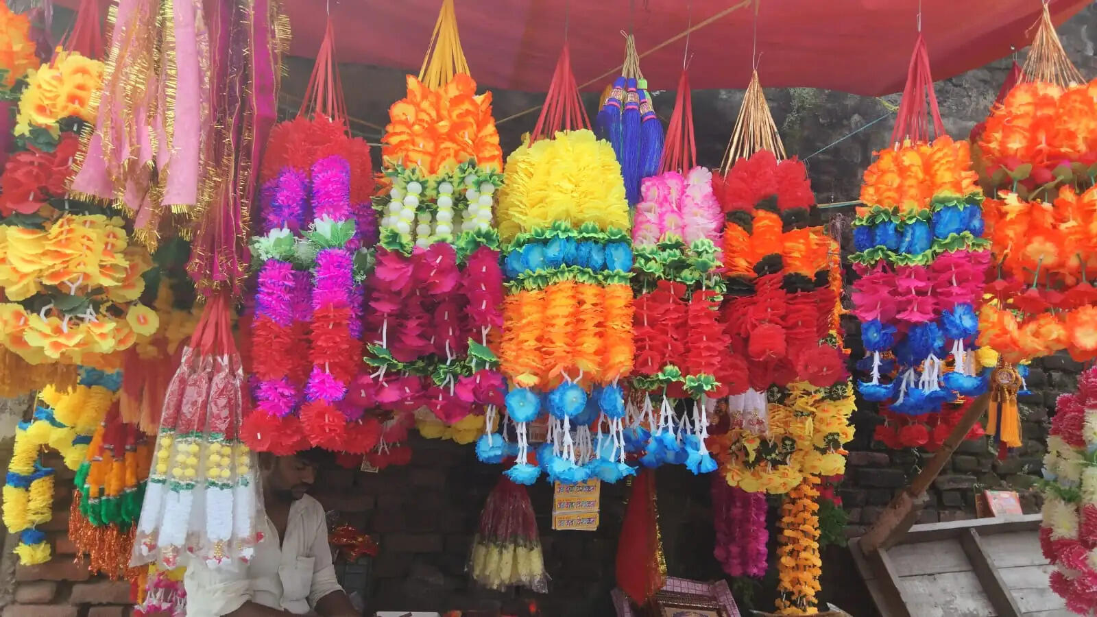 विश्वकर्मा पूजा को लेकर बाजार में बढ़ी चहल-पहल, पूजन सामग्रियों की खरीदारी को उमड़ी भीड़