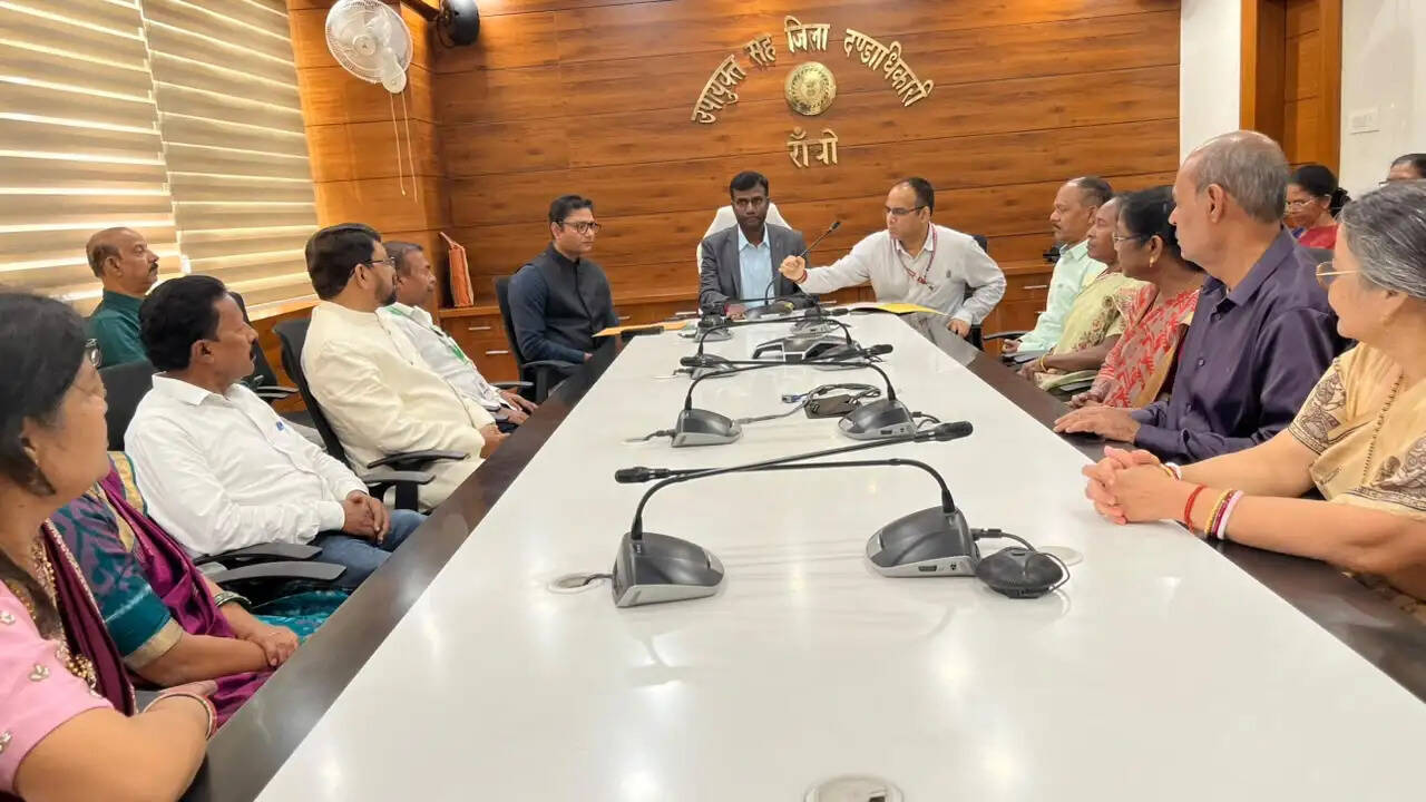 उपायुक्त ने 16 सेवानिवृत्त शिक्षक-कर्मचारियों को समारोह आयोजित कर दी विदाई