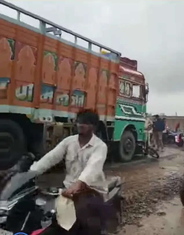 झाबुआ: रेलवे समपार पर हुए दर्दनाक सड़क हादसे में पिता पुत्र की मौत