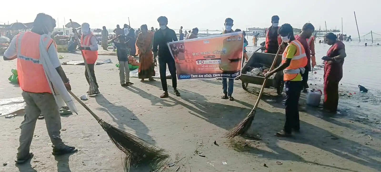 मनिहारी गंगा घाट पर चला स्वच्छता व पौधरोपण अभियान, लोगों ने लिया निर्मल गंगा का संकल्प