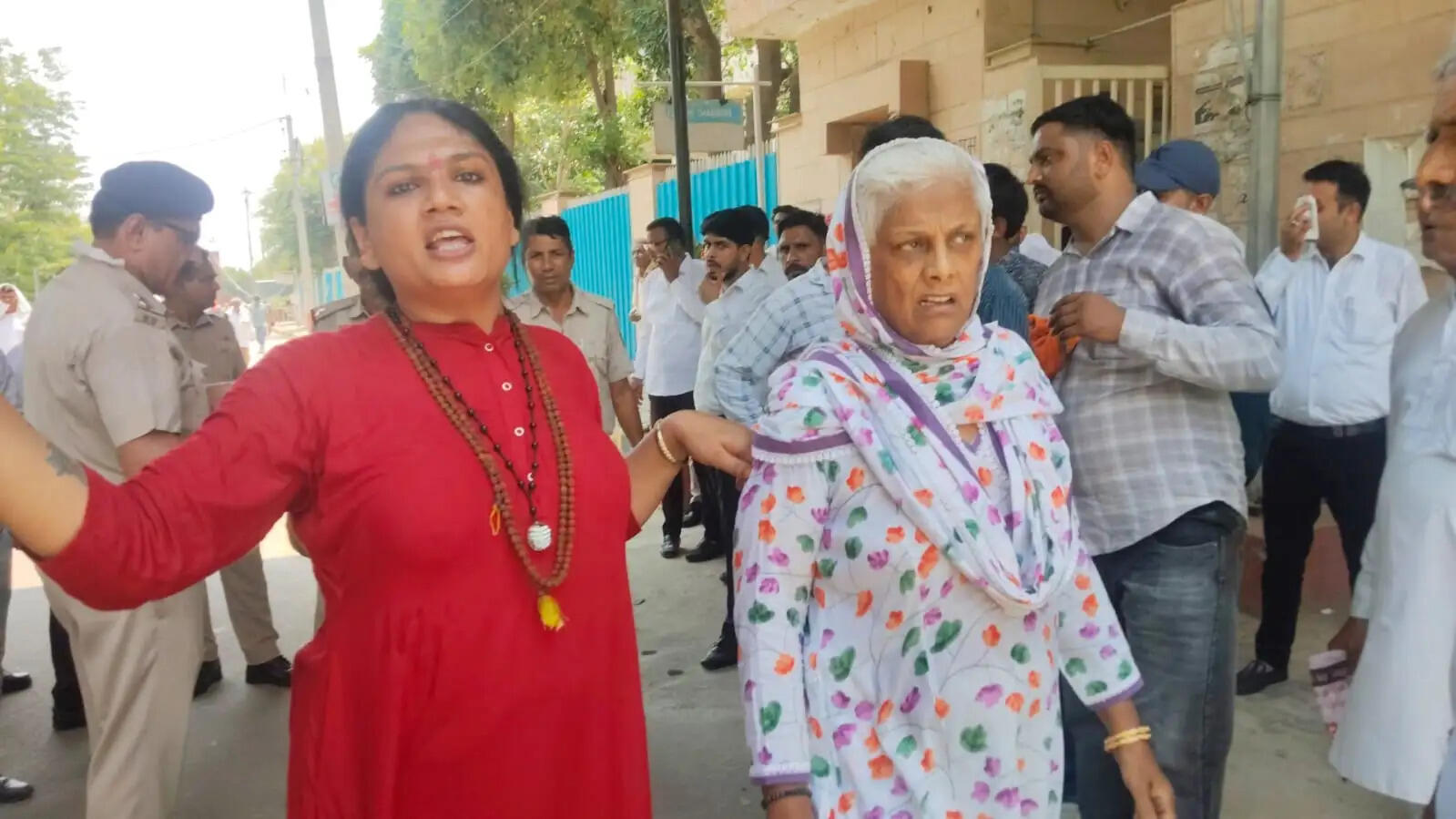 हिसार कोर्ट परिसर में ट्रांसजेंडरों व युवकों के बीच खूनी झड़प, कई घायल