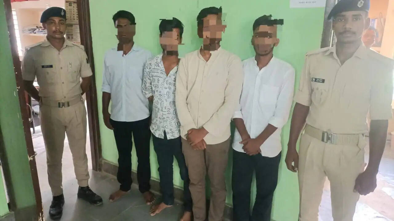 सारण में पुलिस परीक्षा में ब्लूटूथ से चोरी का प्रयास विफल, 4 गिरफ्तार