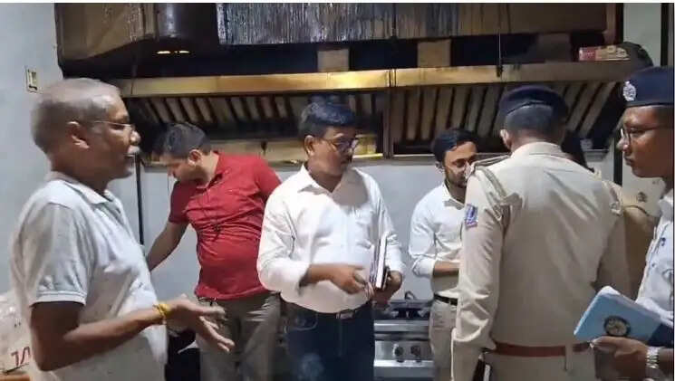 खाद्य सुरक्षा विभाग के अभियान में&nbsp;एक्सपायर्ड जूस और बासी मिठाइयां बरामद