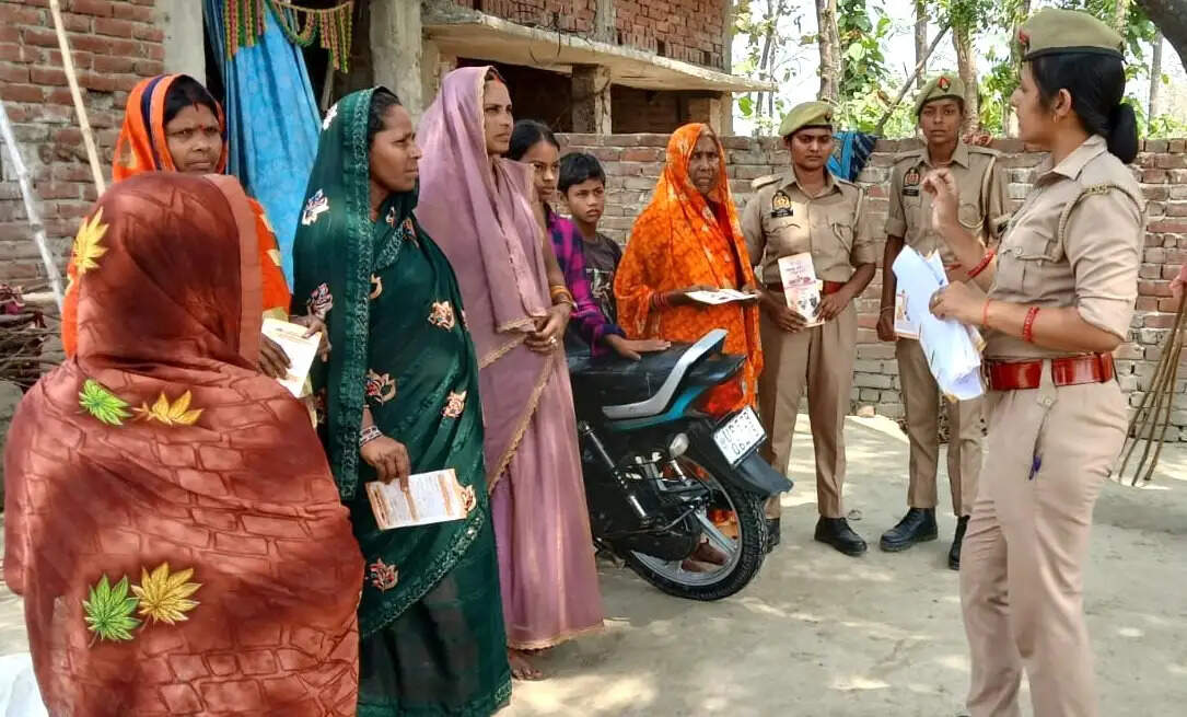 देवरिया : मिशन शक्ति फेज 5.0 के तहत महिलाओं को सुरक्षा के प्रति जागरूक किया