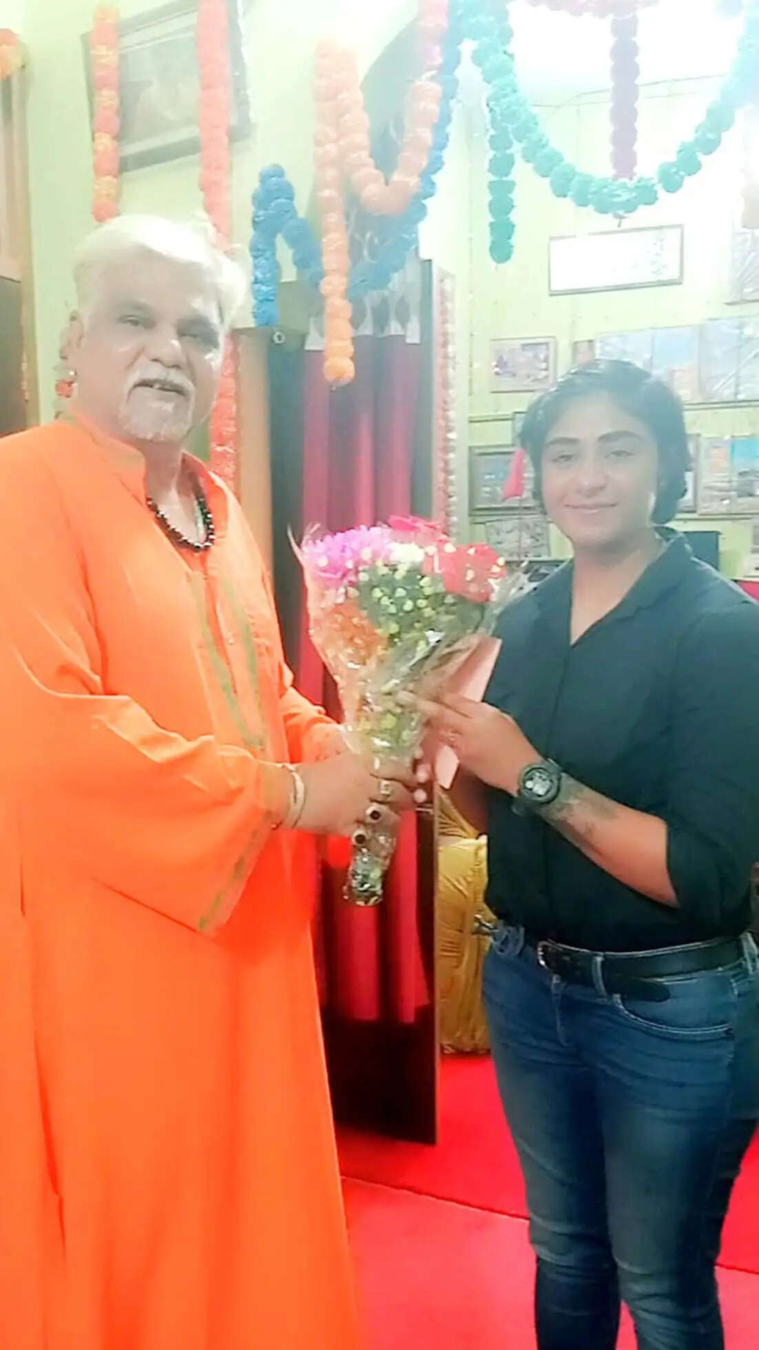 हिसार : पर्वतारोही हिम पुत्री रीना भट्टी ने की बाबा हिन्दुस्तानी के आवास पर मुलाकात