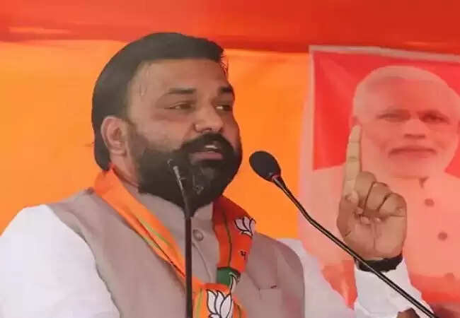 माइक पर आते ही तेजस्वी यादव के चेहरे पर घबराहट लगती है:सम्राट चाैधरी