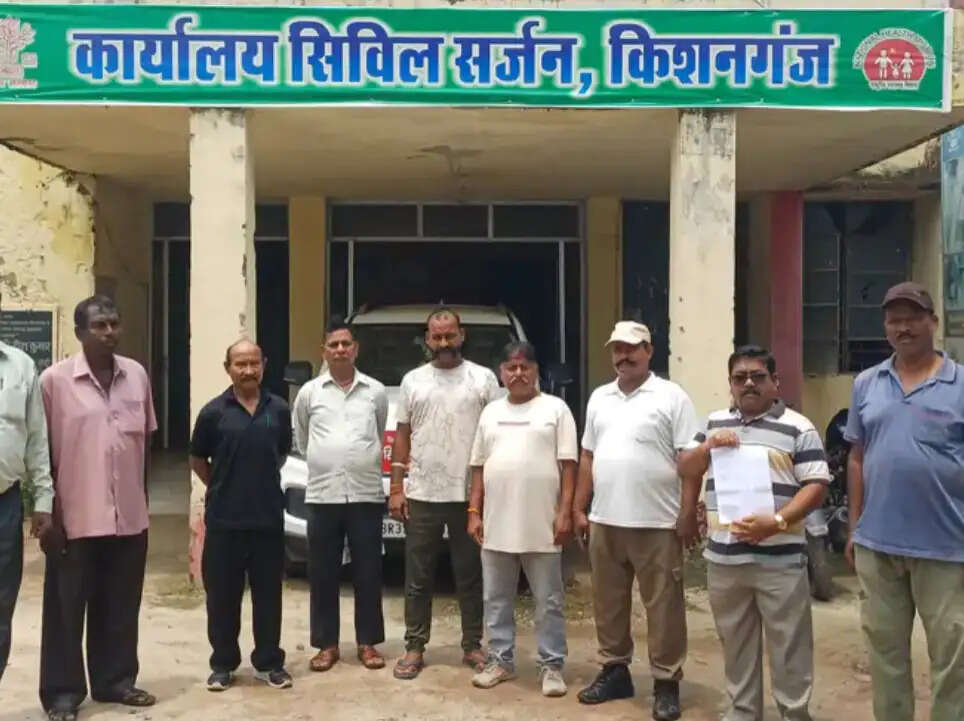 सदर अस्पताल से हटाए गए भूतपूर्व सैनिकों ने लगाई गुहार, रोजगार बहाली की मांग