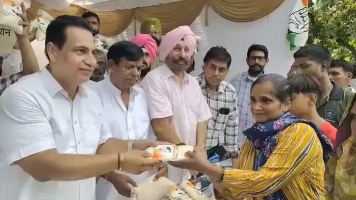चंडीगढ़ में कांग्रेस ने लगाया चीनी का लंगर, केंद्र सरकार को घेरा