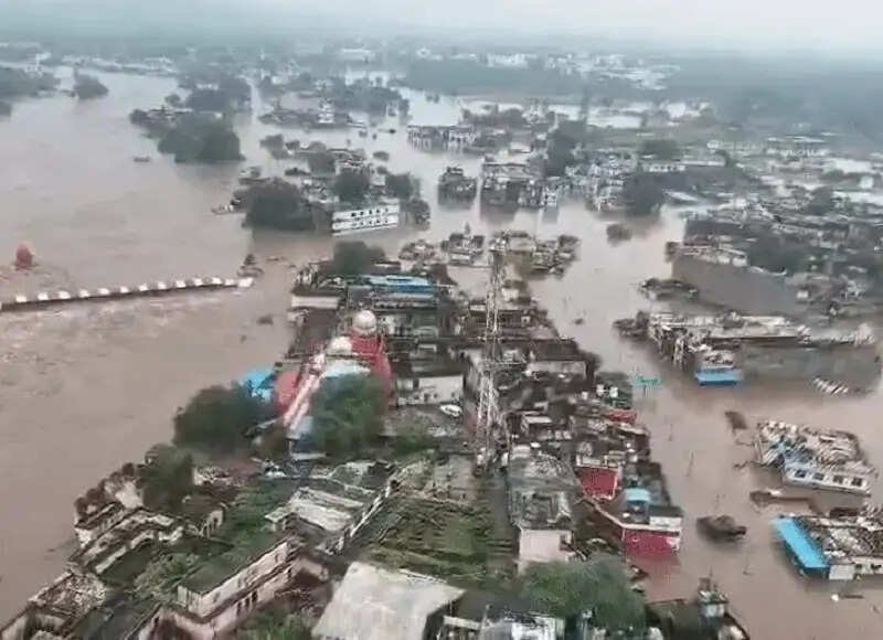 मप्र के चित्रकूट में बाढ़ प्रभावित क्षेत्रों से सेना के दो हेलीकॉप्टर से 650 लोगों का किया गया रेस्क्यू