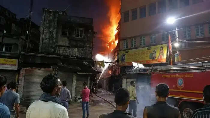 बड़ाबाजार के गोदाम में भीषण आग, चार घंटे बाद पाया गया नियंत्रण