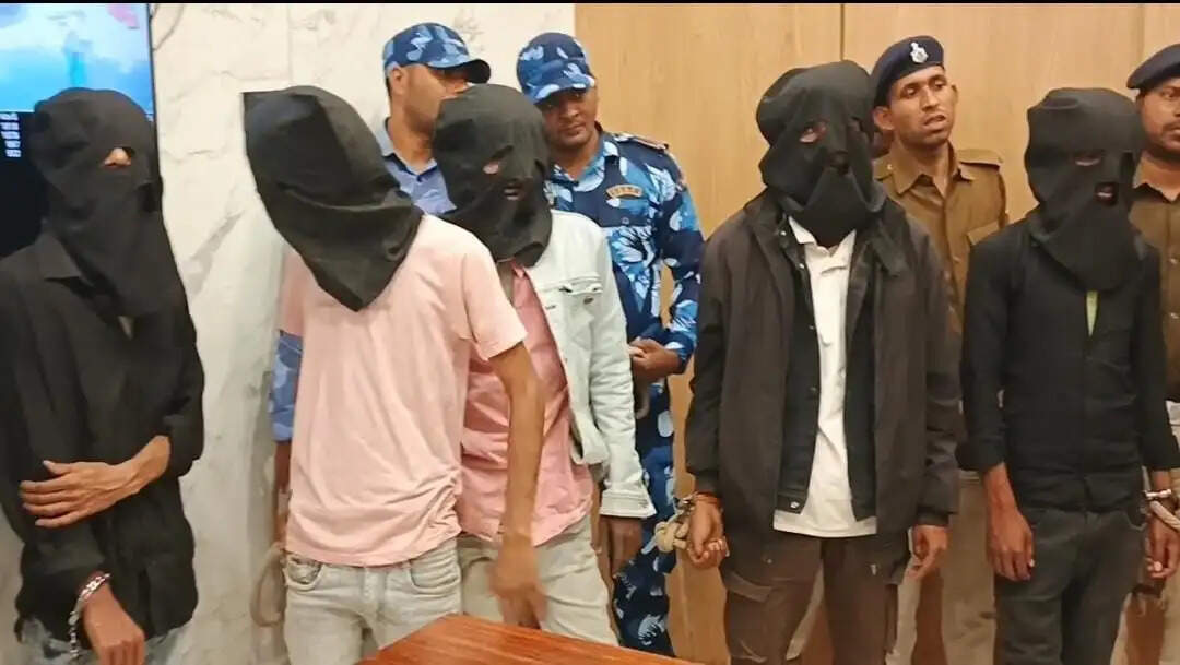 सोशल मीडिया पर हथियार लहराने वाला अपराधी देसी कट्टा और जिंदा कारतूस के साथ गिरफ्तार