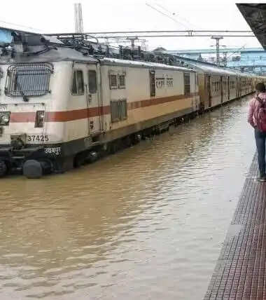 पूर्वोत्तर सीमांत रेलवे में जलभराव के कारण सात रेलगाड़ियों का परिचालन प्रभावित