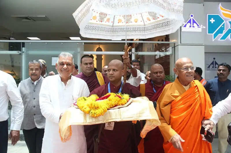 (अपडेट) मंगोलिया प्रवास के उपरांत वापस भोपाल पहुंचे भगवान बुद्ध के परम शिष्यों के पवित्र अस्थि अवशेष, हुआ स्वागत
