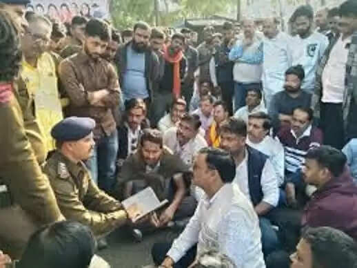 सागर: गल्ला व्यापारी के मुनीम के साथ 15 लाख की लूट, आंखों में मिर्ची पाउडर डालकर बैग छीना, एक आरोपित पकड़ाया