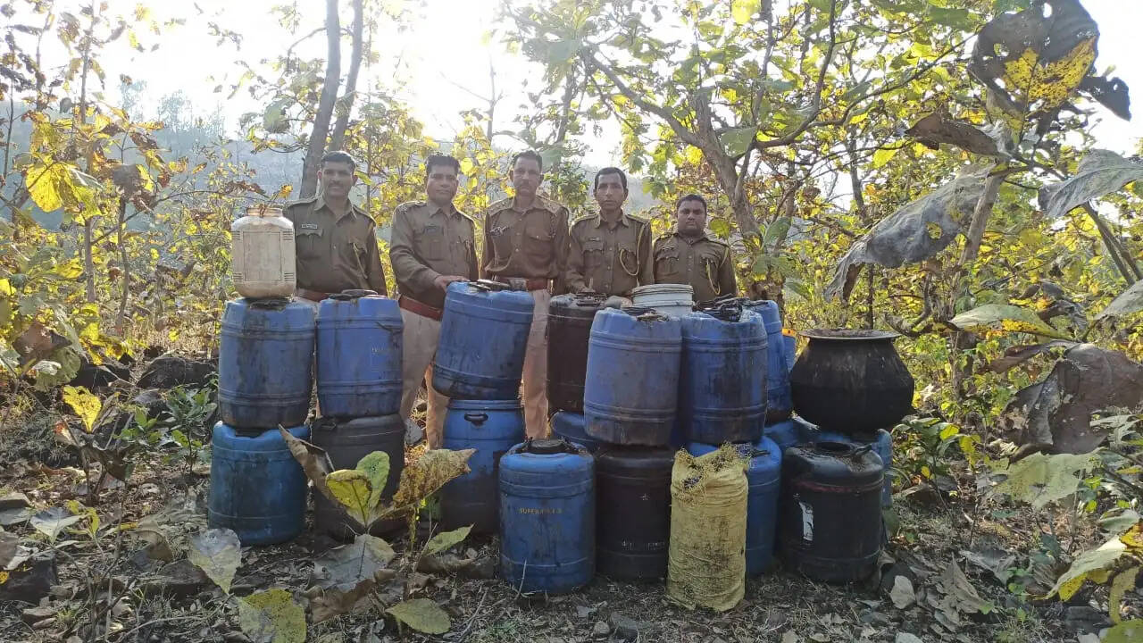 अवैध शराब पर बड़ी कार्रवाई: 2 लाख लीटर से अधिक वॉश नष्ट किए 605 लोग गिरफ्तार