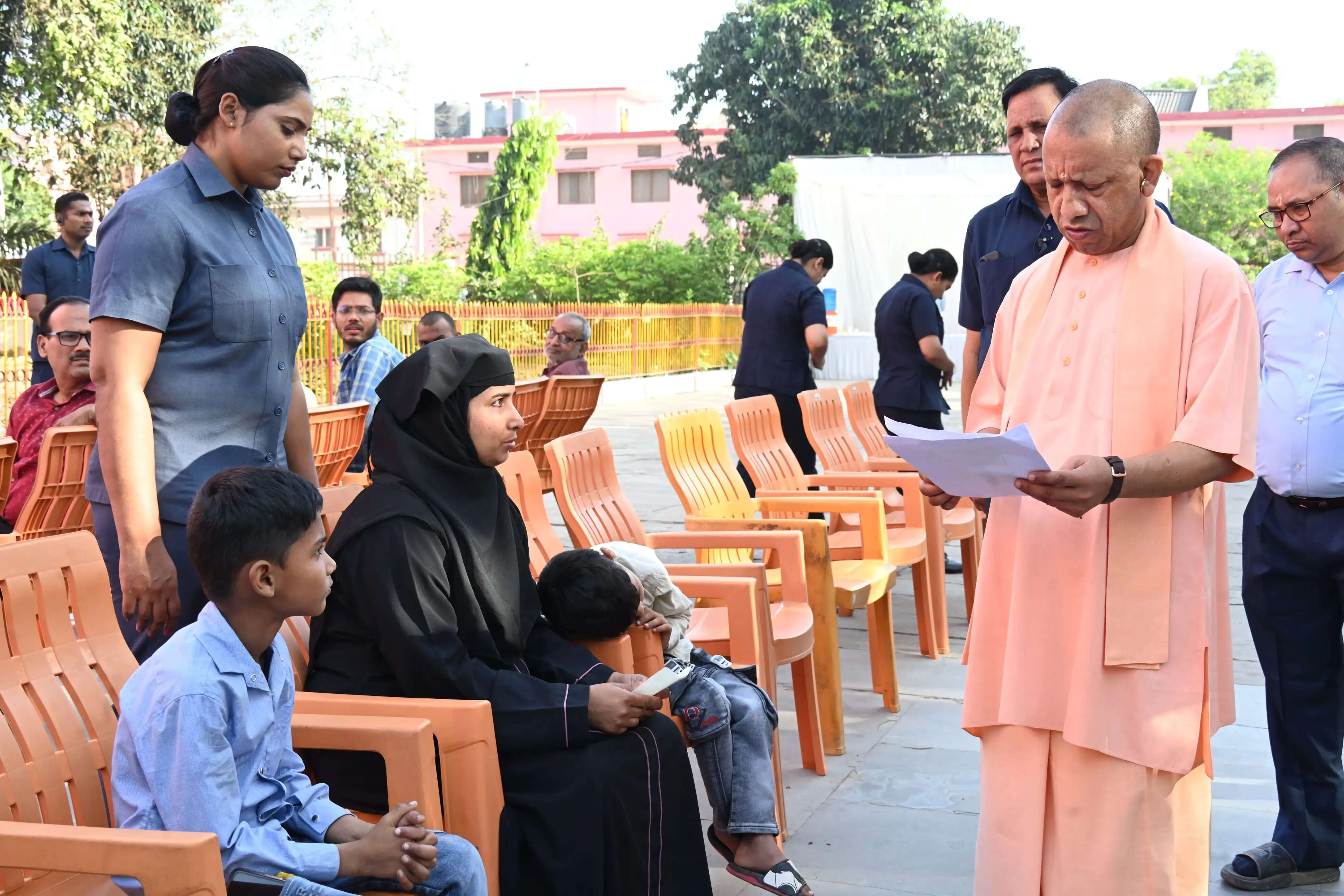 जरूरतमंद के आवास और बीमार के इलाज की होगी व्यवस्था : मुख्यमंत्री योगी