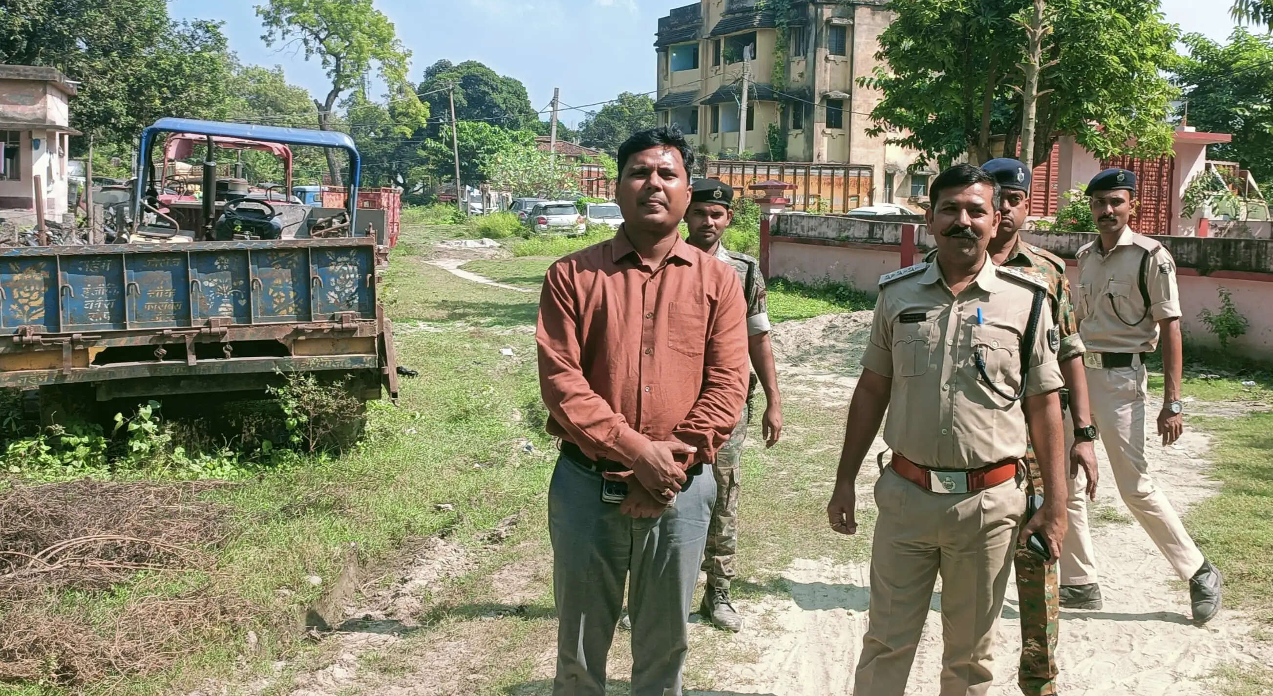 अवैध खनन के खिलाफ छापेमारी में एक ट्रैक्टर जब्त,अनुमंडल प्रशासन की कार्रवाई में विरोध