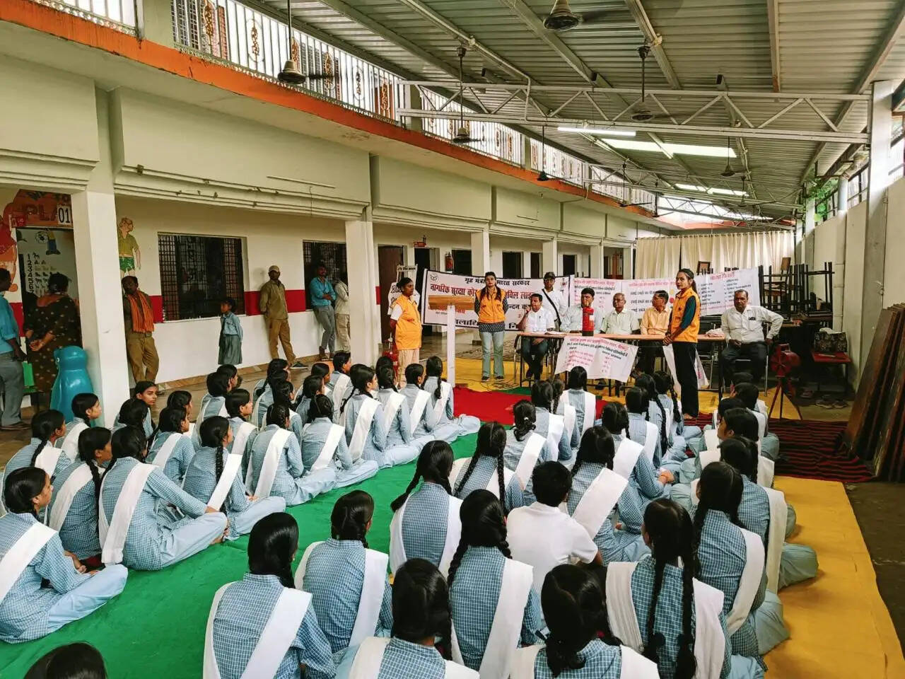 राष्ट्रपति पदक विजेता अखिलेश ओझा ने छात्राओं को सिखाए आपदा में जीवन बचाने के गुर