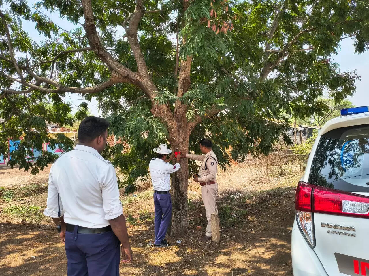जांजगीर-चांपा : वाहन दुर्घटनाओं को कम करने रोड किनारे लगे पेड़ो में लगाए जा रहे रेडियम के रिफ्लेक्टर