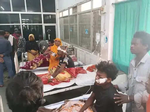 अनूपपुर: बिना फाटक की रेलवे क्रॉसिंग पर ट्रेन से टकराई पिकअप, एक का सिर धड़ से अलग, 6 घायल
