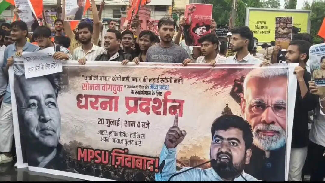 जबलपुर: बरसते पानी में सोनम वांगचुक के समर्थन में काक्रोच पार्टी के युवाओं का प्रदर्शन