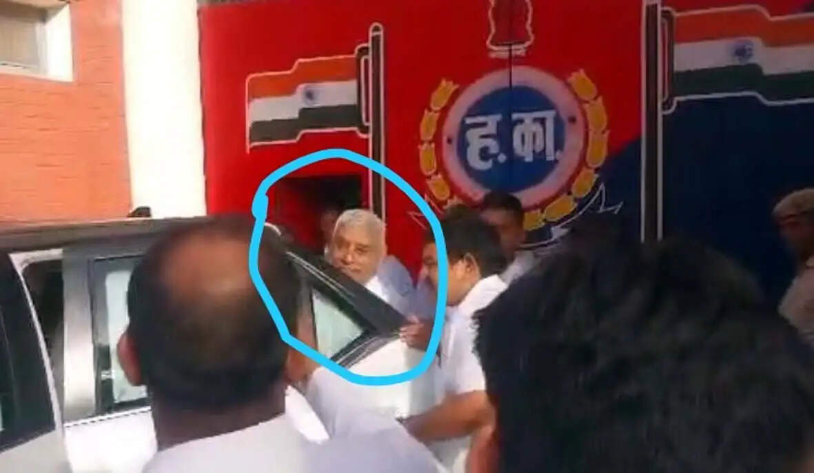 हिसार जेल से लगभग साढ़े 11 साल बाद बाहर निकला रामपाल