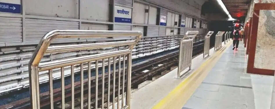 कालीघाट मेट्रो स्टेशन पर व्यक्ति ने पटरी पर कूदने की कोशिश की, कुछ देर बाधित रही ब्लू लाइन सेवा