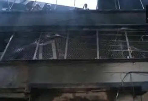 इंदौर में इलेक्ट्रिक कार के चार्जिंग पॉइंट में ब्लास्ट से घर में लगी आग, छह लोगों की मौत