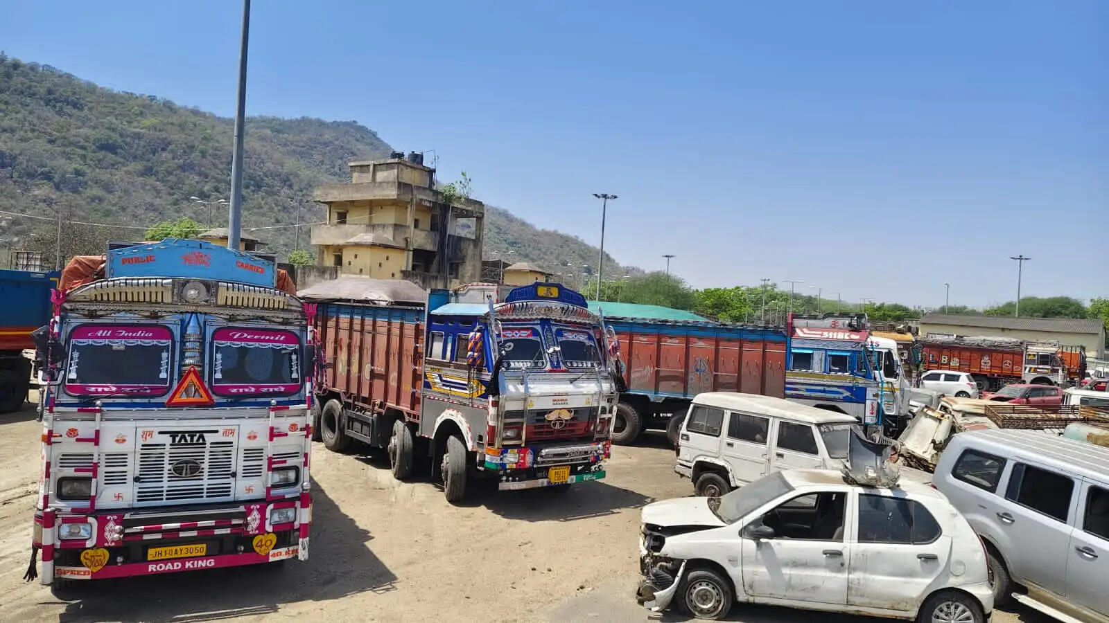 नवादा के रजौली चेकपोस्ट पर 17 घंटे का छापा, 20 ट्रक जब्त;