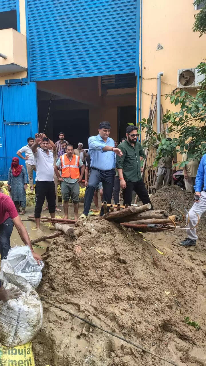 झज्जर में भारी बारिश और ड्रेन टूटने से जलभराव, फसलें डूबीं, पुराना भवन ढहा