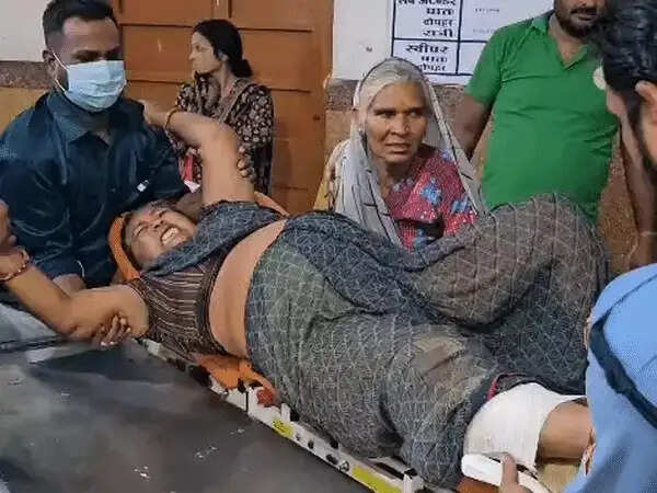 मंदसौर&nbsp;में मंदिर से प्रसादी लेकर निकल रहे श्रद्धालुओं को कार ने मारी टक्कर, बच्ची समेत 7 घायल