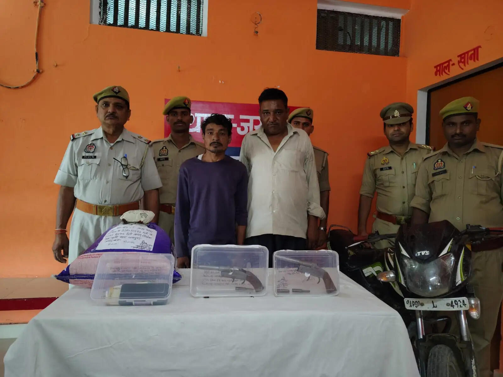 बांदा : पुलिस मुठभेड़ में दो गांजा तस्कर गिरफ्तार