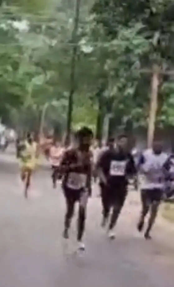 एचआईवी जागरूकता के लिए देवरिया में 'रेड रन मैराथन' आयोजित