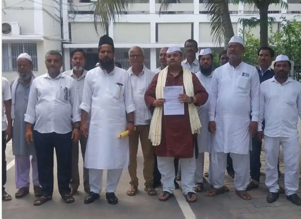 कांग्रेस सेवा दल ने वित्त रहित शिक्षकों के मांग को लेकर किया धरना-प्रदर्शन, डीएम को सौंपा गया ज्ञापन