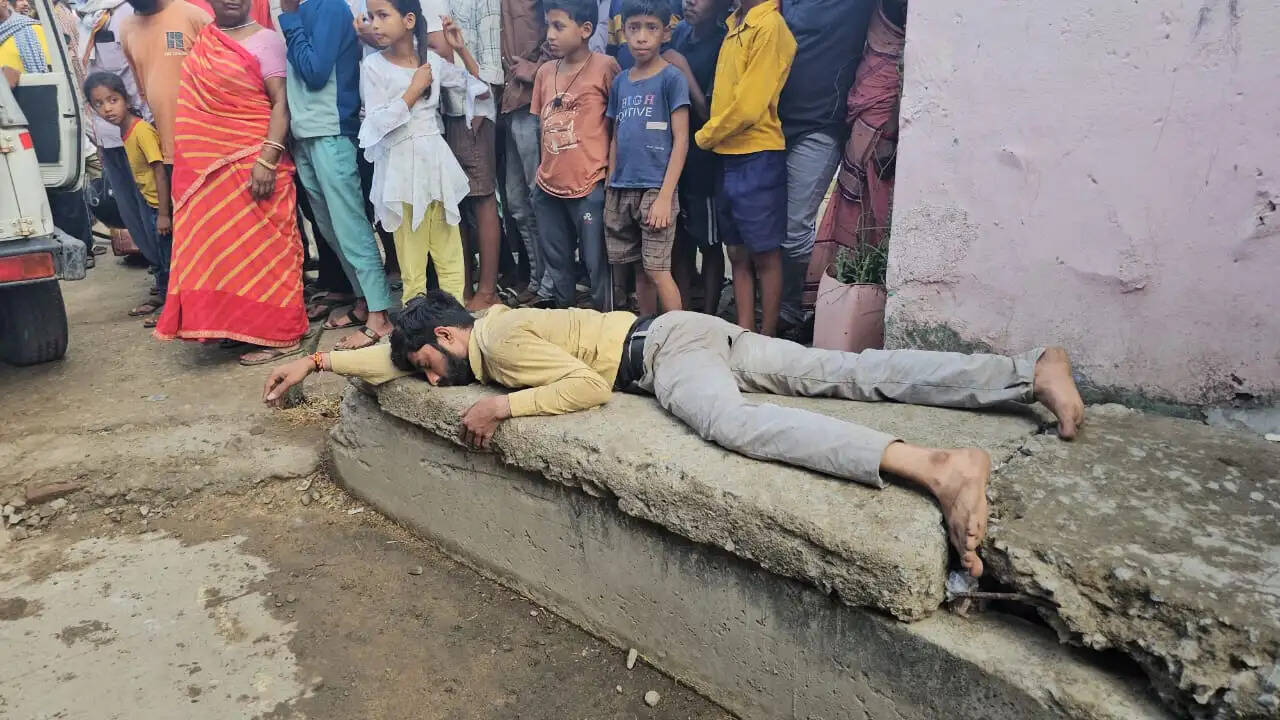 इंदौर से आये प्रेमी ने बिजली के पोल पर चढ़कर आत्महत्या का किया प्रयास