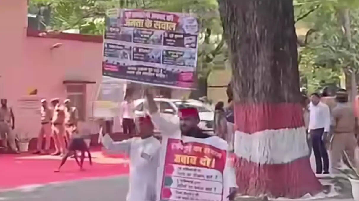राहुल गांधी की अध्यक्षता में 'दिशा' की बैठक शुरु , सपा विधायकों ने सरकार की जन विराेधी नीतियाें के खिलाफ लगाए नारे, लहराईं तख्तियां