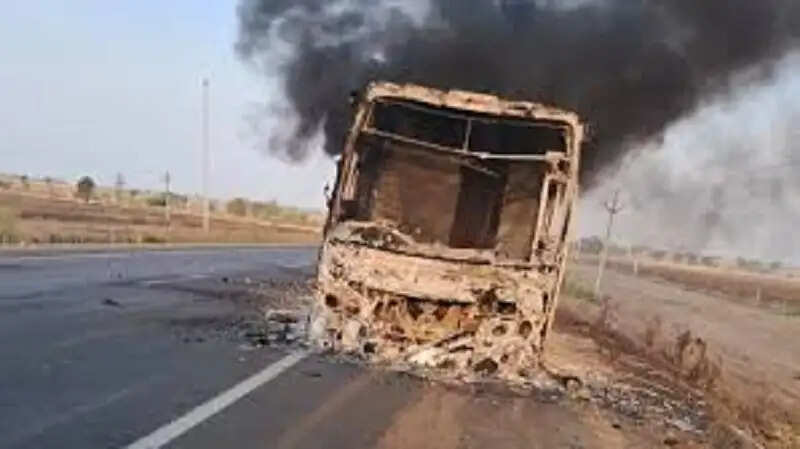 विदिशा हाईवे पर बड़ा हादसा टला, चलती स्लीपर बस में लगी भीषण आग,&nbsp;चालक की सूझबूझ से बचीं यात्रियों की जान