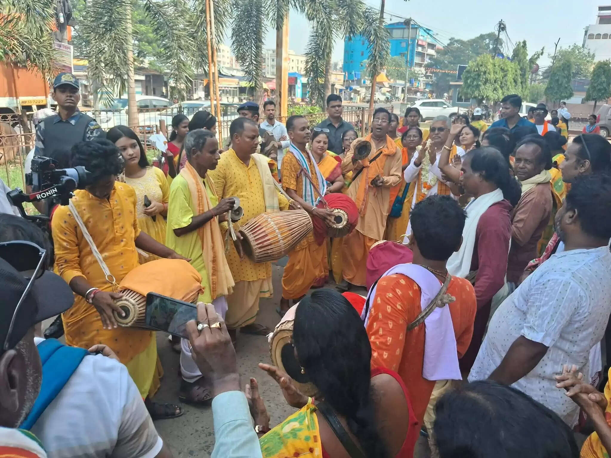 चुनाव 26 : खड़गपुर में दिलीप घोष का रोड शो, युवाओं से जीत दिलाने की अपील