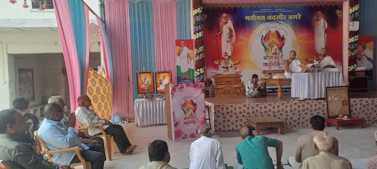 मंदसौरः पुत्र-पुत्रियों के करियर की नहीं, संस्कार की चिन्ता करो - पवित्ररत्नविजय महाराज