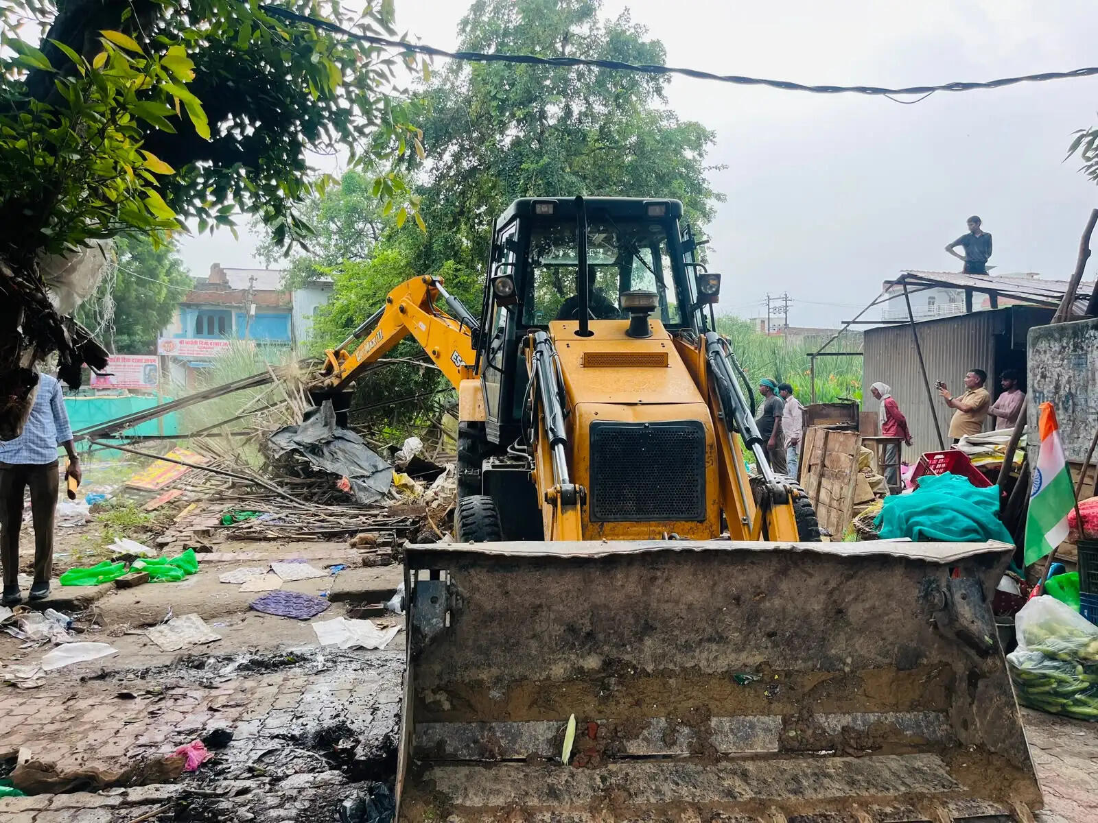 औरैया : तालाब की जमीन पर चला प्रशासन का बुलडोजर, अतिक्रमणकारियों से कब्जा मुक्त कराई भूमि