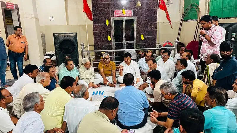 ग्वालियरः माता मंदिर में रात्रि विश्राम के दौरान ऊर्जा मंत्री तोमर ने लगाई जन चौपाल