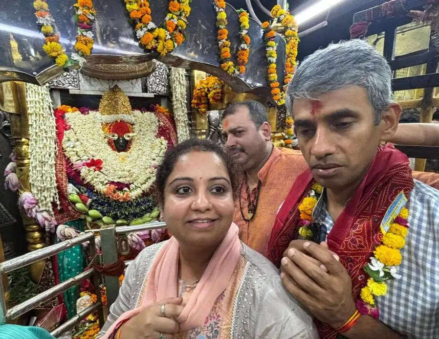 मुख्यमंत्री के विशेष सचिव अमित सिंह ने मां विंध्यवासिनी के दरबार में टेका माथा