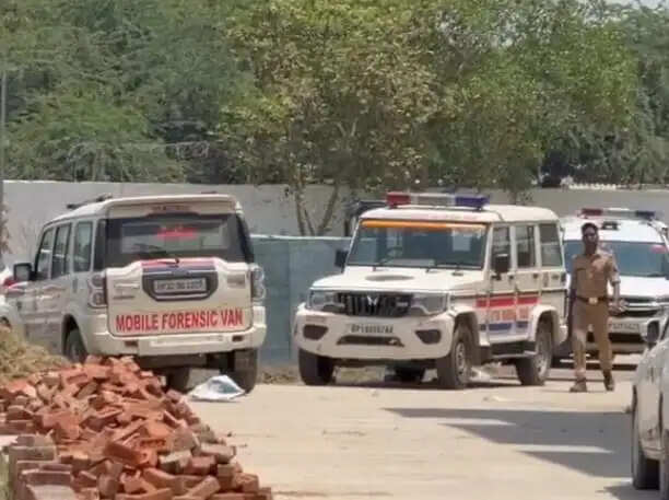 नोएडा में सिर कूचकर दो मालियों की हत्या, निर्माणाधीन हॉस्टल में मिले शव
