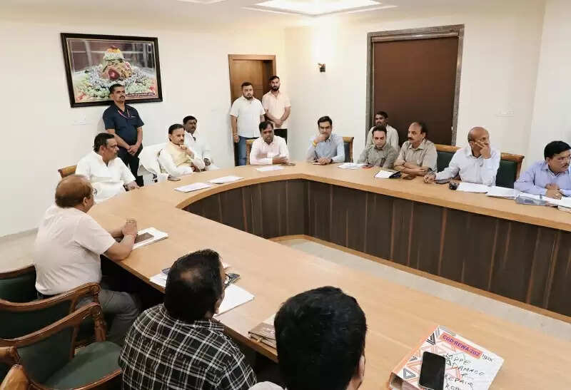 पेयजल और सीवरेज लाइन निर्माण की कठिनाइयां समन्वय से करें दूर : उप मुख्यमंत्री शुक्ल