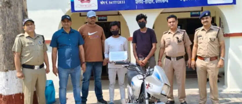 मोबाइल लूट गिरोह का पर्दाफाश, 2 शातिर गिरफ्तार,12 मोबाइल फोन बरामदगी