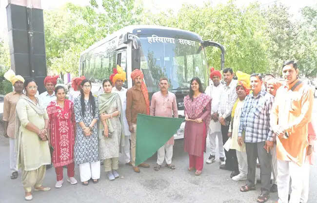 सोनीपत: उपायुक्त ने नारी शक्ति वंदन अभियान प्रचार वैन को दी रवानगी